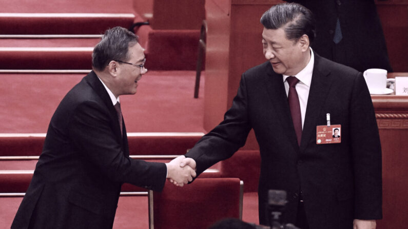 El líder chino Xi Jinping (D) es felicitado por el miembro del Comité Permanente del Politburó Li Qiang tras ser confirmado como jefe del Partido Comunista para un tercer mandato durante la tercera sesión plenaria de la Asamblea Popular Nacional en Pekín, China, el 10 de marzo de 2023. (Noel Celis/AFP vía Getty Images)