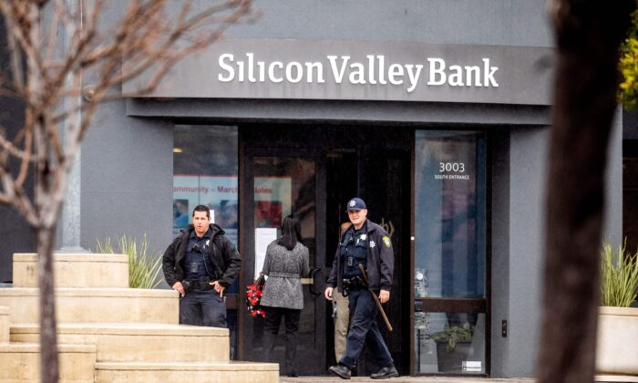 Agentes de policía abandonan la sede de Silicon Valley Banks en Santa Clara, California, el 10 de marzo de 2023. (Noah Berger/AFP vía Getty Images)