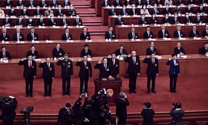 Li Shangfu (tercero de la izquierda), hace un juramento en el Gran Salón del Pueblo en Beijing, el 12 de marzo de 2023. (Noel Celis/AFP vía Getty Images)