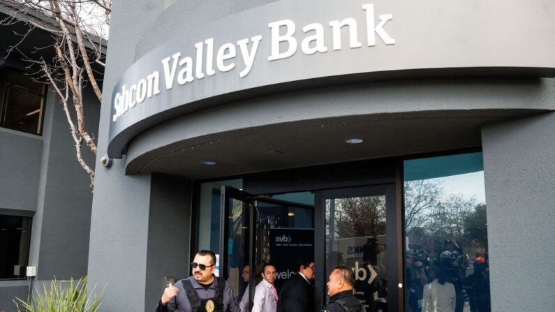 Guardias de seguridad y representantes de la FDIC abren una sucursal del Silicon Valley Bank (SVB) para los clientes en la sede de SVB en Santa Clara, California, el 13 de marzo de 2023. (NOAH BERGER/AFP vía Getty Images)