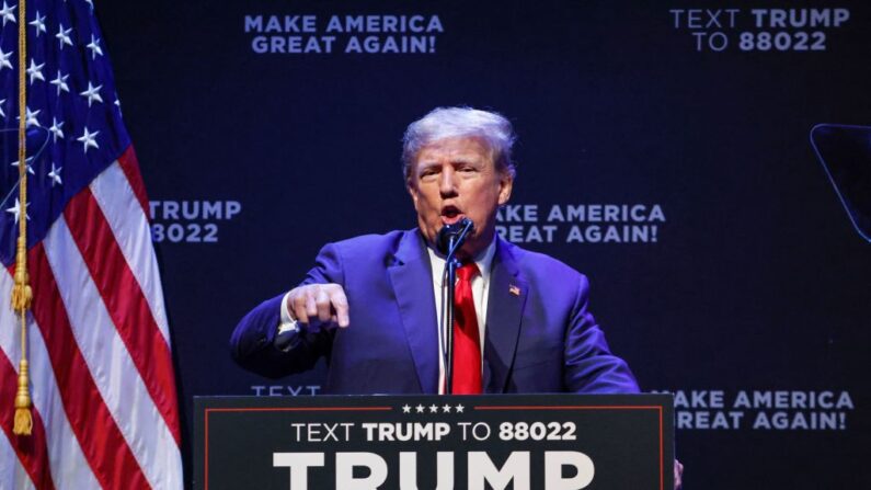 El expresidente estadounidense Donald Trump habla sobre política educativa en el Teatro Adler de Davenport, Iowa, el 13 de marzo de 2023. (KAMIL KRZACZYNSKI/AFP vía Getty Images)