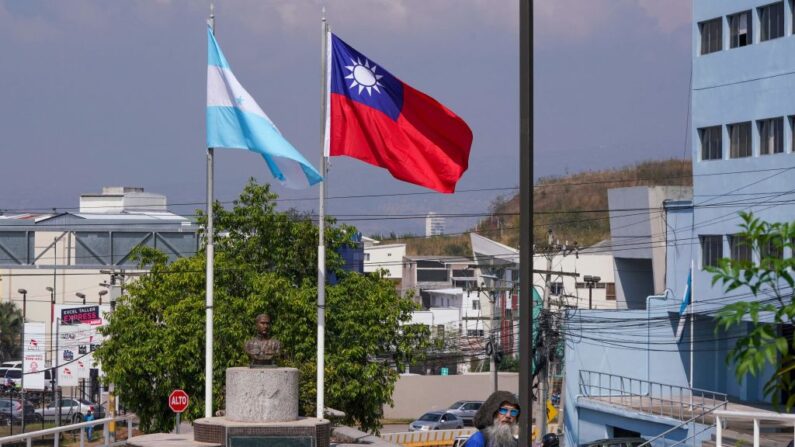 Las banderas nacionales de Honduras y Taiwán se ven en la Plaza de la República de China en Tegucigalpa, el 15 de marzo de 2023. (STRINGER/AFP vía Getty Images)