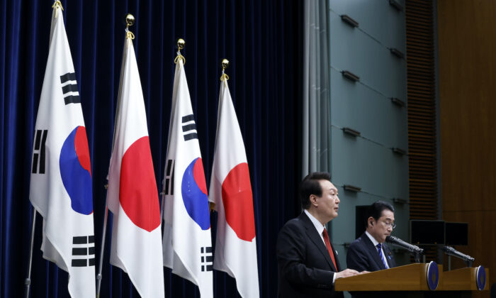 Yoon Suk Yeol (i), presidente de Corea del Sur y Fumio Kishida, primer ministro de Japón, asisten a una rueda de prensa conjunta en la residencia oficial del primer ministro el 16 de marzo de 2023 en Tokio, Japón. (Kiyoshi Ota - Pool/Getty Images)