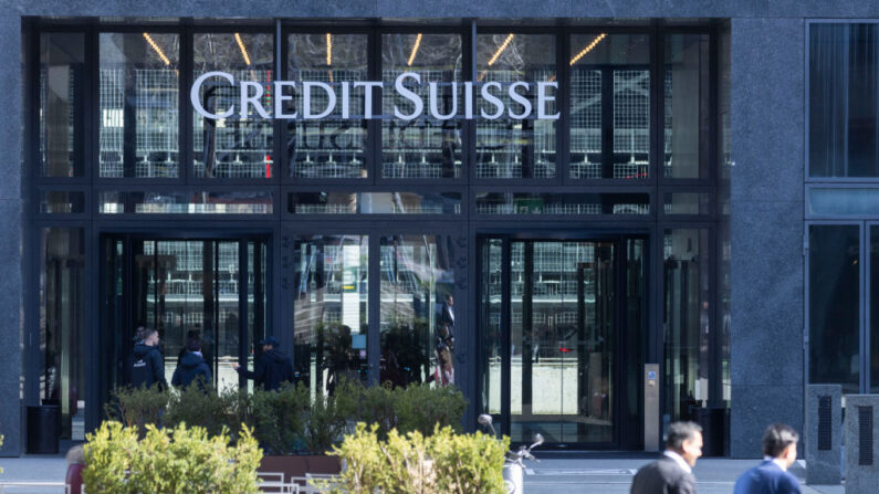 El logotipo del banco suizo Credit Suisse se ve el día después de que sus acciones cayeran aproximadamente un 30 por ciento, el 16 de marzo de 2023, en su edificio de oficinas Oerlikon, en Zúrich, Suiza. (Arnd Wiegmann/Getty Images)