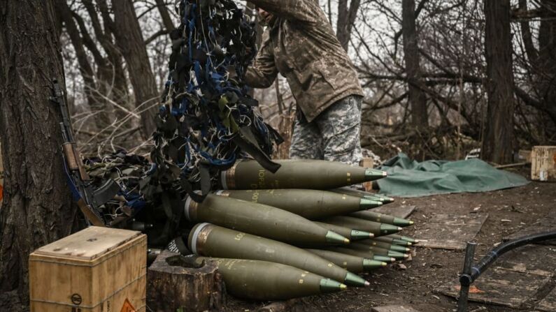 Un militar ucraniano prepara proyectiles de artillería de 155 mm cerca de Bajmut, en el este de Ucrania, el 17 de marzo de 2023, durante la invasión rusa a Ucrania. (ARIS MESSINIS/AFP vía Getty Images)