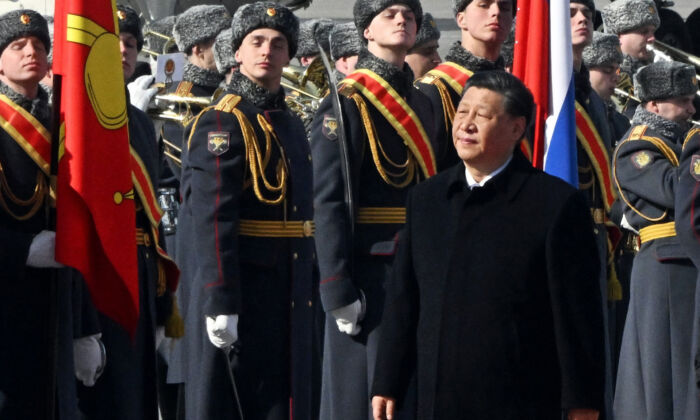 El líder chino Xi Jinping pasa junto a los guardias de honor durante una ceremonia de bienvenida en el aeropuerto Vnukovo de Moscú, el 20 de marzo de 2023. (Anatoliy Zhdanov/Kommersant Photo/AFP vía Getty Images)
