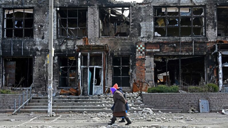Residentes locales caminan frente a una tienda destruida en el pueblo de Tsirkuny, región de Kharkiv, Ucrania. (Sergey Bobok/AFP vía Getty Images)