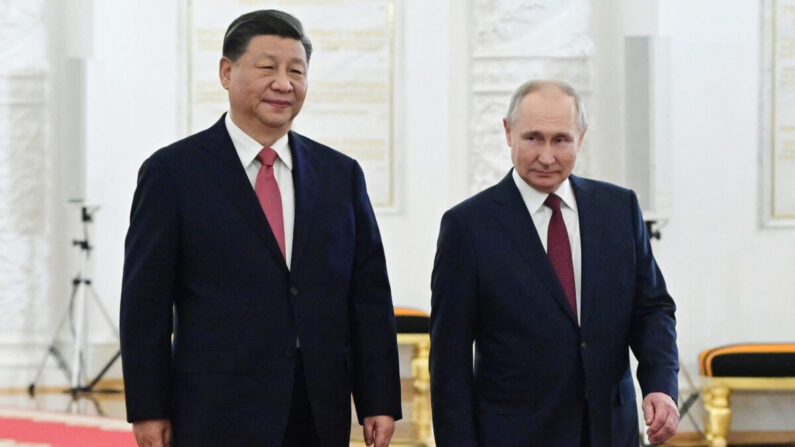 El presidente ruso Vladimir Putin se reúne con el líder chino Xi Jinping en el Kremlin de Moscú el 21 de marzo de 2023. (Pavel Byrkin/Sputnik/AFP vía Getty Images)