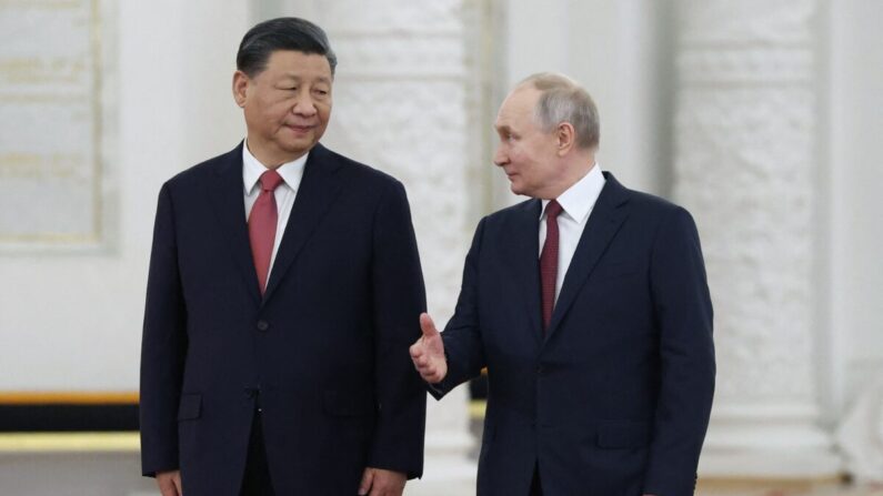 El presidente ruso Vladimir Putin se reúne con el líder chino Xi Jinping en el Kremlin, en Moscú, el 21 de marzo de 2023. (Sergei Karpukhin/SPUTNIK/AFP vía Getty Images)