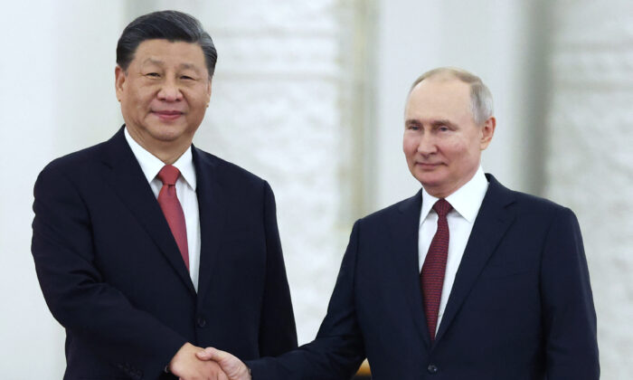 El presidente ruso Vladimir Putin se reúne con el líder chino Xi Jinping en el Kremlin, el 21 de marzo de 2023. (Sergei Karpukhin/SPUTNIK/AFP vía Getty Images)
