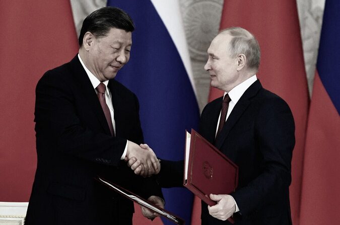 El presidente ruso, Vladímir Putin, y el líder chino, Xi Jinping, se dan la mano durante una ceremonia de firma tras sus conversaciones en el Kremlin de Moscú el 21 de marzo de 2023. (MIKHAIL TERESHCHENKO/SPUTNIK/AFP vía Getty Images)