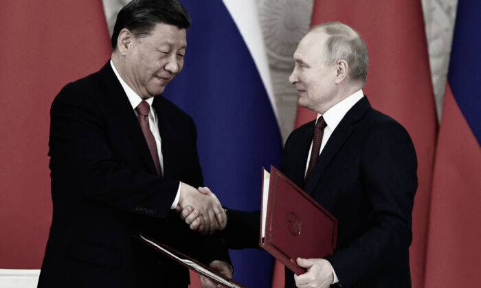 El presidente ruso Vladimir Putin y el líder chino Xi Jinping se dan la mano durante una ceremonia de firma luego de sus conversaciones en el Kremlin, en Moscú, el 21 de marzo de 2023. (MIKHAIL TERESHCHENKO/SPUTNIK/AFP vía Getty Images)
