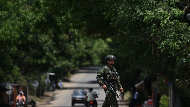 Soldados colombianos vigilan una carretera en el municipio de Cáceres, departamento de Antioquia, Colombia, el 21 de marzo de 2023. (Raul Arboleda/AFP vía Getty Images)