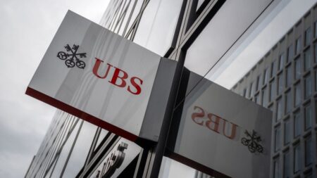 Acciones de UBS y Credit Suisse caen en bolsa tras las subidas de tipos