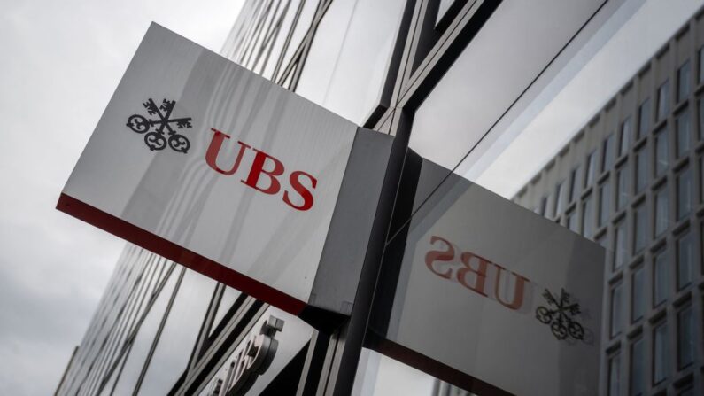 Una fotografía muestra el logotipo del gigante bancario suizo UBS en Zúrich, el 23 de marzo de 2023. (Fabrice Coffrini/AFP vía Getty Images)