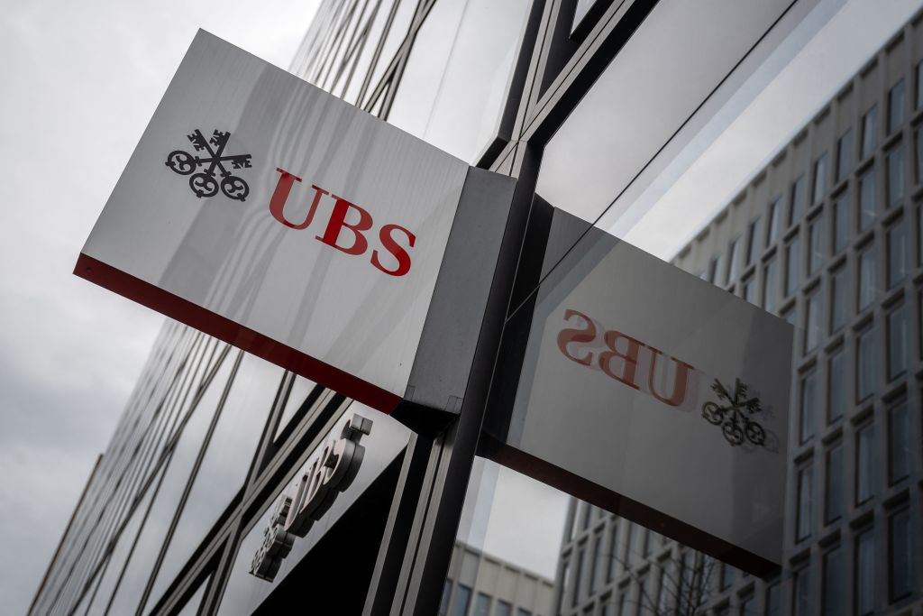 Acciones de UBS y Credit Suisse caen en bolsa tras las subidas de tipos