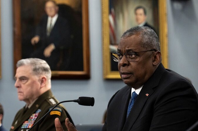 El jefe del Estado Mayor Conjunto, general Mark Milley, y el secretario de Defensa de EE.UU., Lloyd Austin, testifican durante una audiencia de la Subcomisión de Defensa de la Cámara de Representantes en el Capitolio el 23 de marzo de 2023 en Washington, DC. (Drew Angerer/Getty Images)