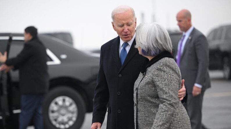 El presidente estadounidense Joe Biden camina con Mary Simon, Gobernadora General de Canadá, mientras él y la primera dama Jill Biden son recibidos a su llegada al Aeropuerto Internacional de Ottawa en Ottawa, Canadá, el 23 de marzo de 2023. (MANDEL NGAN/AFP vía Getty Images)