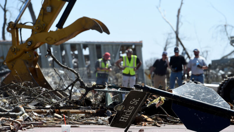 Una señal de tráfico dañada se ve cuando los trabajadores limpian los daños de una serie de fuertes tormentas y al menos un tornado el 25 de marzo de 2023 en Rolling Fork, Mississippi (EE.UU.). (Will Newton/Getty Images)