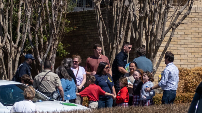 Unos niños llegan a la iglesia bautista de Woodmont para reunirse con sus familias tras un tiroteo masivo en The Covenant School el 27 de marzo de 2023 en Nashville, Tennessee. (Seth Herald/Getty Images)