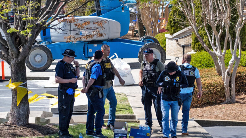Agentes de las fuerzas policiales esperan en el exterior de la iglesia baptista de Woodmont a que los niños se reúnan con sus familias tras un tiroteo masivo en la escuela The Covenant School el 27 de marzo de 2023 en Nashville, Tennessee. (Seth Herald/Getty Images)