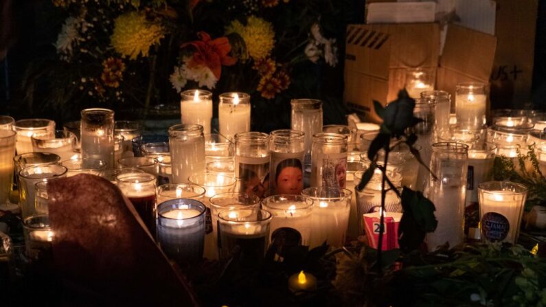 Se encienden velas durante una vigilia frente a las instalaciones de inmigración mexicanas donde al menos 38 migrantes murieron en un incendio, en Ciudad Juárez, estado de Chihuahua (México), el 28 de marzo de 2023. (Guillermo Arias/AFP vía Getty Images)