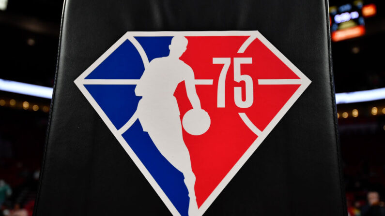 Vista general del logotipo del 75 aniversario de la temporada de la NBA antes del partido entre los Portland Trail Blazers y los Golden State Warriors en el Moda Center el 24 de febrero de 2022 en Portland, Oregón. (Alika Jenner/Getty Images)