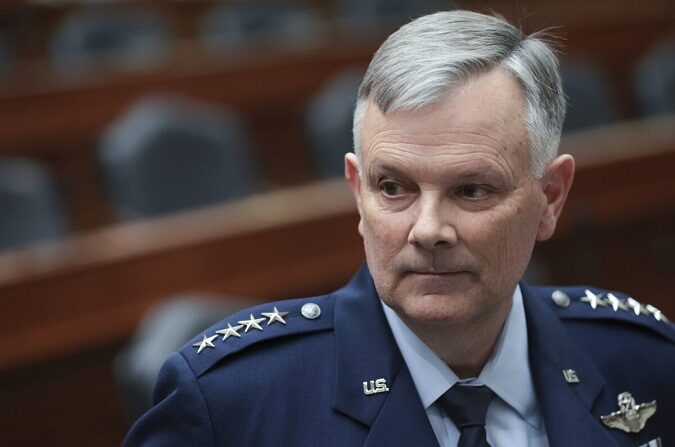 Glen VanHerck, general de las Fuerzas Aéreas de EE.UU. y comandante del Mando Norte de EE.UU. (USNORTHCOM) y del Mando de Defensa Aeroespacial de Norteamérica (NORAD), asiste a una audiencia celebrada por el Comité de Servicios Armados de la Cámara de Representantes en Washington el 1 de marzo de 2022. El comité escuchó testimonios sobre la postura de las fuerzas estratégicas para el año fiscal 2023. (Win McNamee/Getty Images)