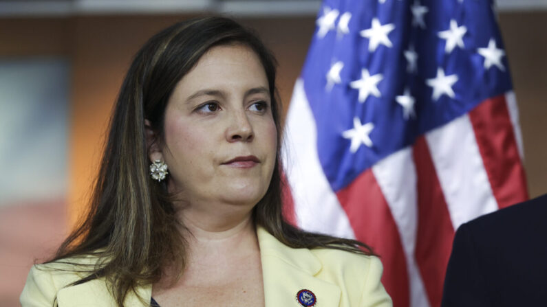 La presidenta de la Conferencia Republicana de la Cámara de Representantes de EE. UU., Elise Stefanik (R-N.Y.), asiste a una rueda de prensa en el Capitolio de EE. UU. en Washington el 08 de junio de 2022. (Kevin Dietsch/Getty Images)