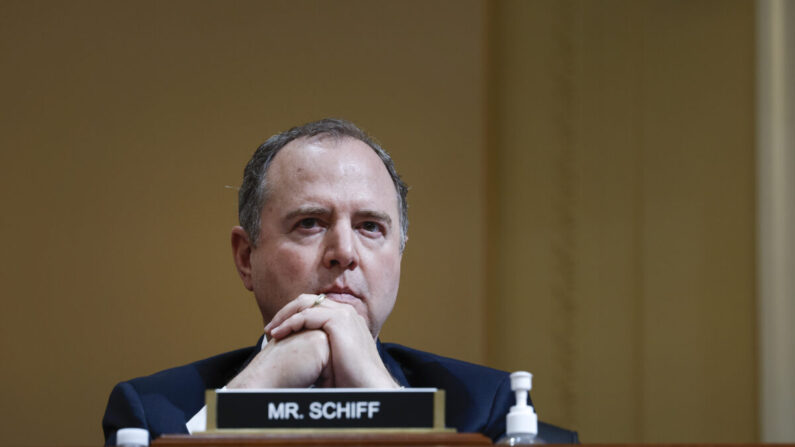 El representante Adam Schiff (D-Calif.) escucha durante la tercera audiencia del Comité Selecto para Investigar el Atentado del 6 de enero en el Capitolio de EE.UU. en el Edificio de Oficinas de la Cámara Cannon en Washington el 16 de junio de 2022. (Anna Moneymaker/Getty Images)