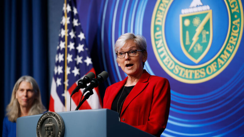 La secretaria de Energía de EE.UU., Jennifer Granholm (dcha.) en una rueda de prensa en la sede del Departamento de Energía para anunciar un gran avance en la investigación de la fusión el 13 de diciembre de 2022 en Washington, DC. (Chip Somodevilla/Getty Images)