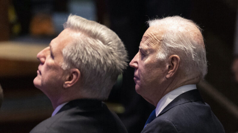 El presidente de Estados Unidos, Joe Biden, sentado junto al presidente de la Cámara de Representantes, Kevin McCarthy (R-Calif.), durante el Desayuno Nacional de Oración en el Capitolio, en Washington, el 2 de febrero de 2023. (Kevin Dietsch/Getty Images)