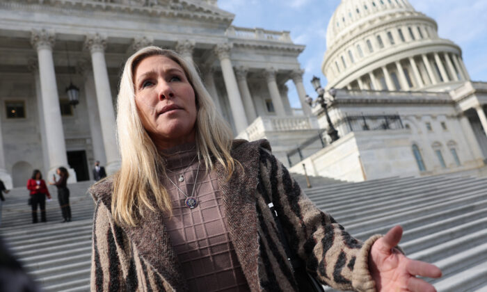 La representante Marjorie Taylor Greene (R-Ga.) habla con los periodistas a su salida del Capitolio de EE. UU. en Washington el 2 de febrero de 2023. (Kevin Dietsch/Getty Images)