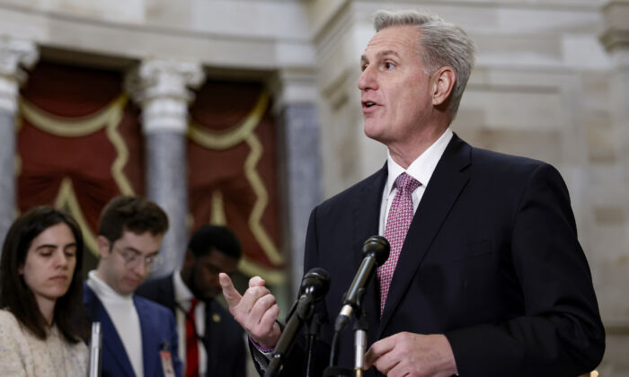 El presidente de la Cámara de Representantes de EE. UU., Kevin McCarthy (R-CA), realiza comentarios en una conferencia de prensa en el Statuary Hall del Capitolio de EE. UU., el 2 de febrero de 2023. (Anna Moneymaker/Getty Images)