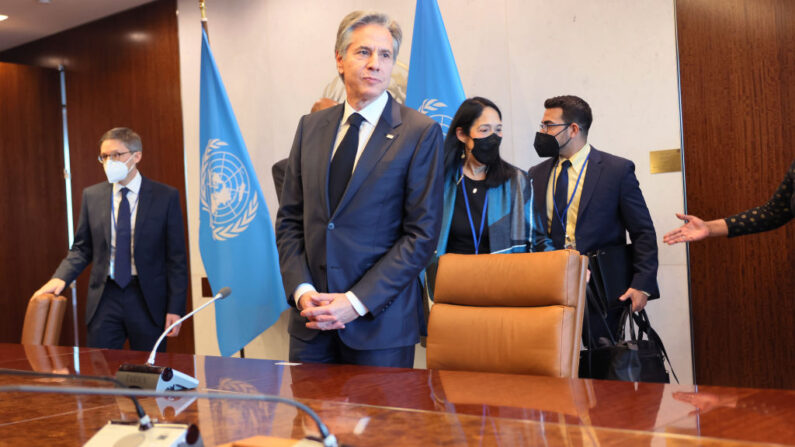 El secretario de Estado estadounidense Antony Blinken se prepara para reunirse con el secretario General de las Naciones Unidas António Guterres en la sede de las Naciones Unidas el 24 de febrero de 2023 en Nueva York. (Michael M. Santiago/Getty Images)
