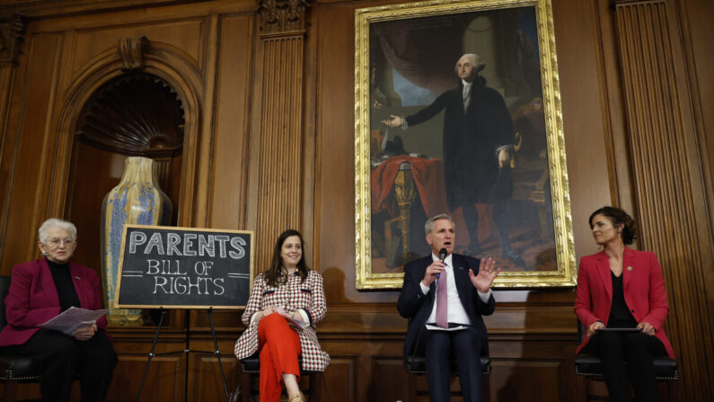 (De izq. a dcha.) La representante Virginia Foxx (R-Va.), la representante Elise Stafanik (R-N.Y.), el presidente de la Cámara Kevin McCarthy (R-Calif.), la representante Julia Letlow (R-La.) celebran un acto para presentar la Ley de Declaración de Derechos de los Padres en la Sala Rayburn del Capitolio de EE. UU. en Washington el 1 de marzo de 2023. (Chip Somodevilla/Getty Images)