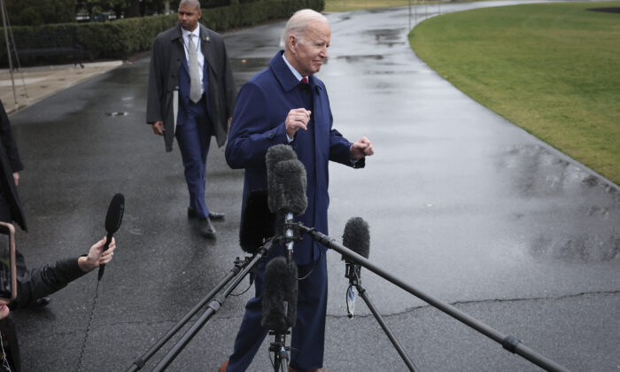 El presidente Joe Biden habla con los periodistas a su salida de la Casa Blanca en Washington, el 3 de marzo de 2023, antes de viajar a su casa en Wilmington, Delaware. (Win McNamee/Getty Images)