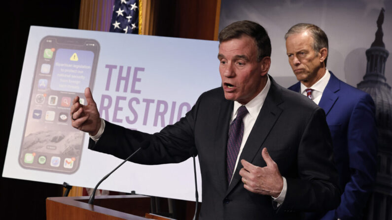 El presidente del Comité Selecto de Inteligencia del Senado, Mark Warner (D-Va.) (izq.), junto al líder de la minoría del Senado, John Thune (R-S.D.), para presentar la Ley RESTRICCIÓN en el Capitolio de EE. UU. en Washington el 7 de marzo de 2023. (Chip Somodevilla/Getty Images)