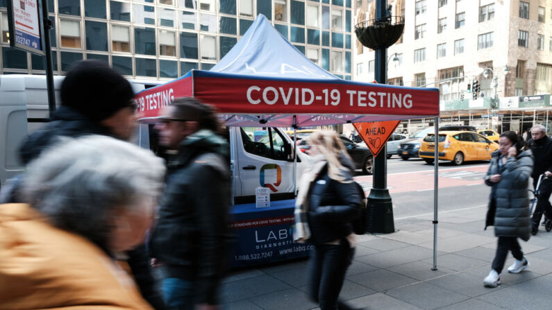 Una carpa de pruebas de COVID-19 en una calle de Manhattan, el 09 de marzo de 2023 en Nueva York. (Spencer Platt/Getty Images)