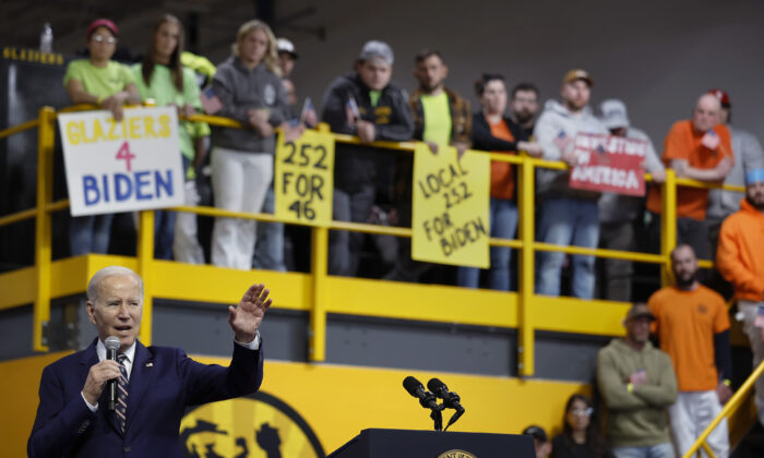 El presidente Joe Biden habla sobre su presupuesto federal propuesto para el año fiscal 2024 durante un evento en el Finishing Trades Institute, en Filadelfia, Pensilvania, el 9 de marzo de 2023. (Chip Somodevilla/Getty Images)
