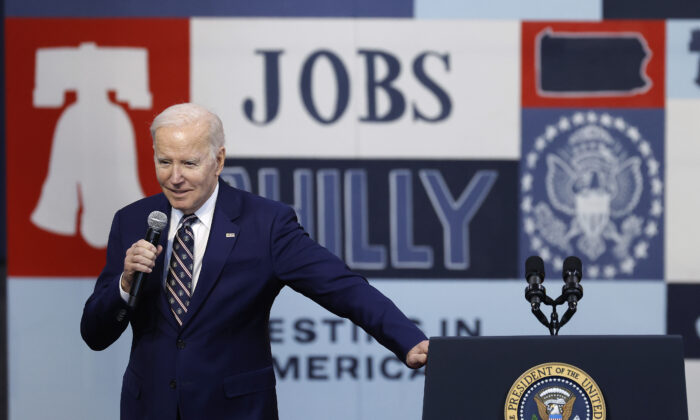El presidente Joe Biden habla sobre su propuesta de presupuesto federal para el año fiscal 2020 durante un evento en el Finishing Trades Institute el 9 de marzo de 2023 en Filadelfia, Pensilvania. (Chip Somodevilla/Getty Images)