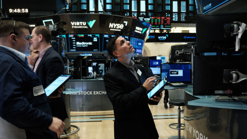 Los operadores trabajan en el parqué durante las operaciones de la mañana en la Bolsa de Nueva York (NYSE) el 10 de marzo de 2023 en la ciudad de Nueva York. (Spencer Platt/Getty Images)