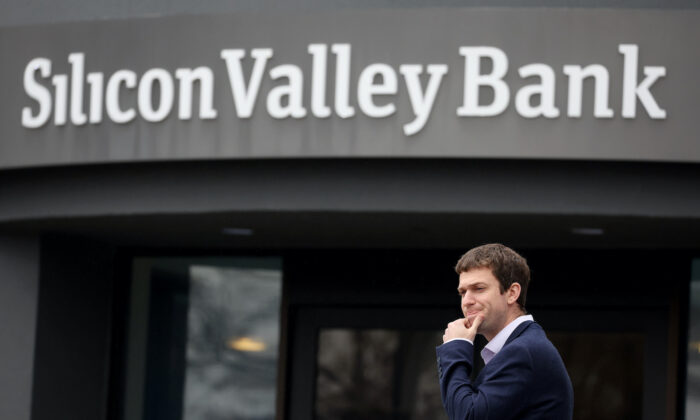 Un cliente se para fuera de la sede cerrada del Silicon Valley Bank, en Santa Clara, California, el 10 de marzo de 2023. (Justin Sullivan/Getty Images)
