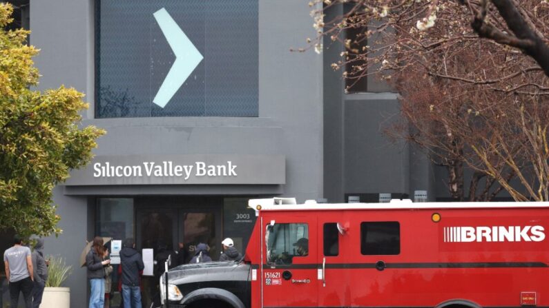 Un camión blindado de Brinks está estacionado frente a la sede cerrada del Silicon Valley Bank (SVB) en Santa Clara, California, el 10 de marzo de 2023. (Justin Sullivan/Getty Images)
