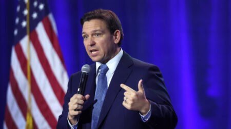 DeSantis contraataca después de que Biden calificó de «crueles» las normativas trans de Florida