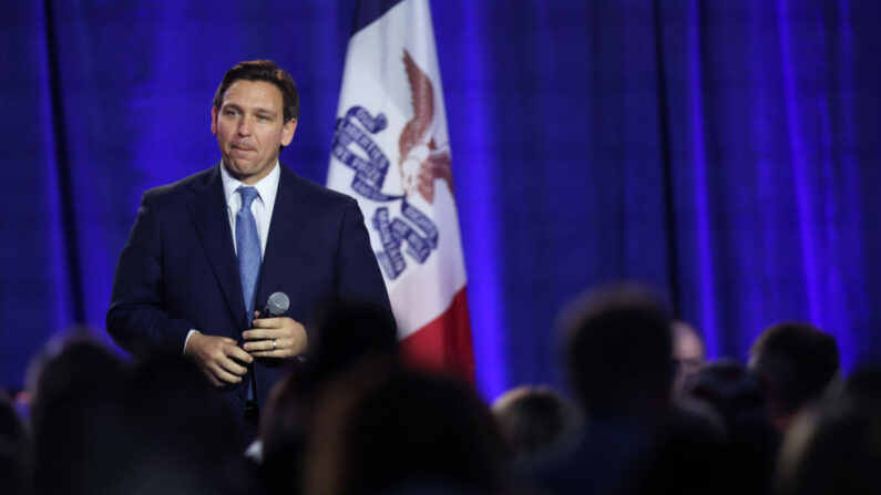 El gobernador de Florida, Ron DeSantis, habla a los votantes de Iowa durante un evento en la Feria Estatal de Iowa el 10 de marzo de 2023 en Des Moines, Iowa. (Scott Olson/Getty Images)