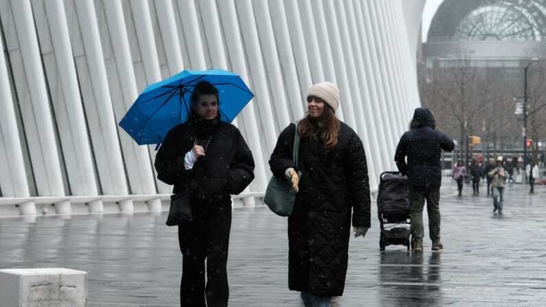 Varias personas caminan por el bajo Manhattan bajo una ligera nevada el 14 de marzo de 2023 en la ciudad de Nueva York. (Spencer Platt/Getty Images)