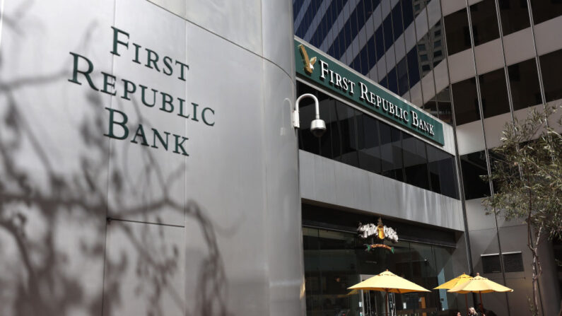 Un letrero en el exterior de una oficina del First Republic Bank el 16 de marzo de 2023 en San Francisco, California (EE.UU.). (Justin Sullivan/Getty Images)