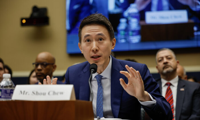 El director ejecutivo de TikTok, Shou Zi Chew, testifica ante el Comité de Comercio y Energía de la Cámara en el edificio de oficinas Rayburn House, en Capitol Hill, el 23 de marzo de 2023. (Chip Somodevilla/Getty Images)
