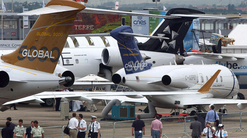 Los aviones Global 5000 y Challenger 300 de la compañía Bombardier se exhiben en el Salón Aeronáutico de Bourget, en las afueras de París, el 17 de junio de 2003. (FREDERICK FLORIN/AFP vía Getty Images)